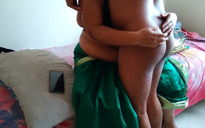 Aria Mia: Telugu zia in sari verde con enormi tette sul letto...