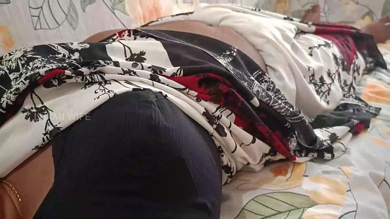 Luxmi Wife: La moglie ottiene un orgasmo di punta che scorre dalla...