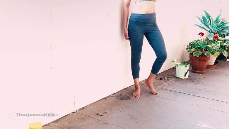 TinaJamesXXX: Terdesak kencing 1 - dikunci di balkoni