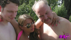 GERMAN MMP: Celý německý zahradní gangbang s velkými prsy zralá sexy susi