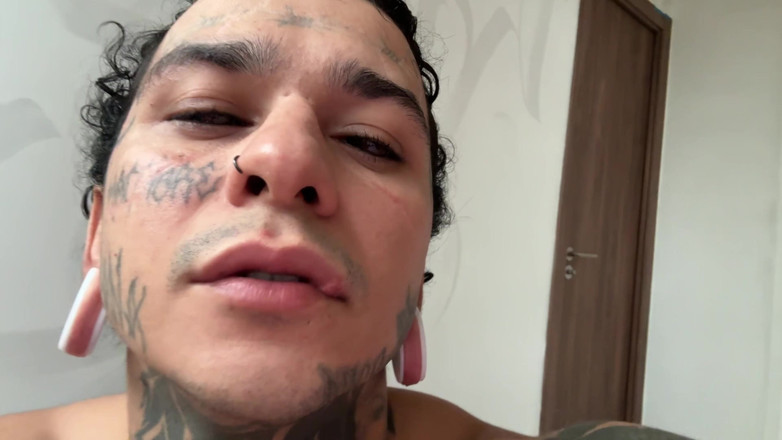 Dyavol: Olbrzymi Demon pożera dwóch małych ludzi naraz