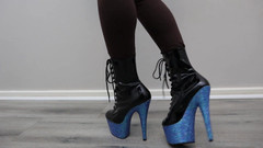 Kinky Lyrical: Stiefel: Modellieren verschiedener Stiefelpaare