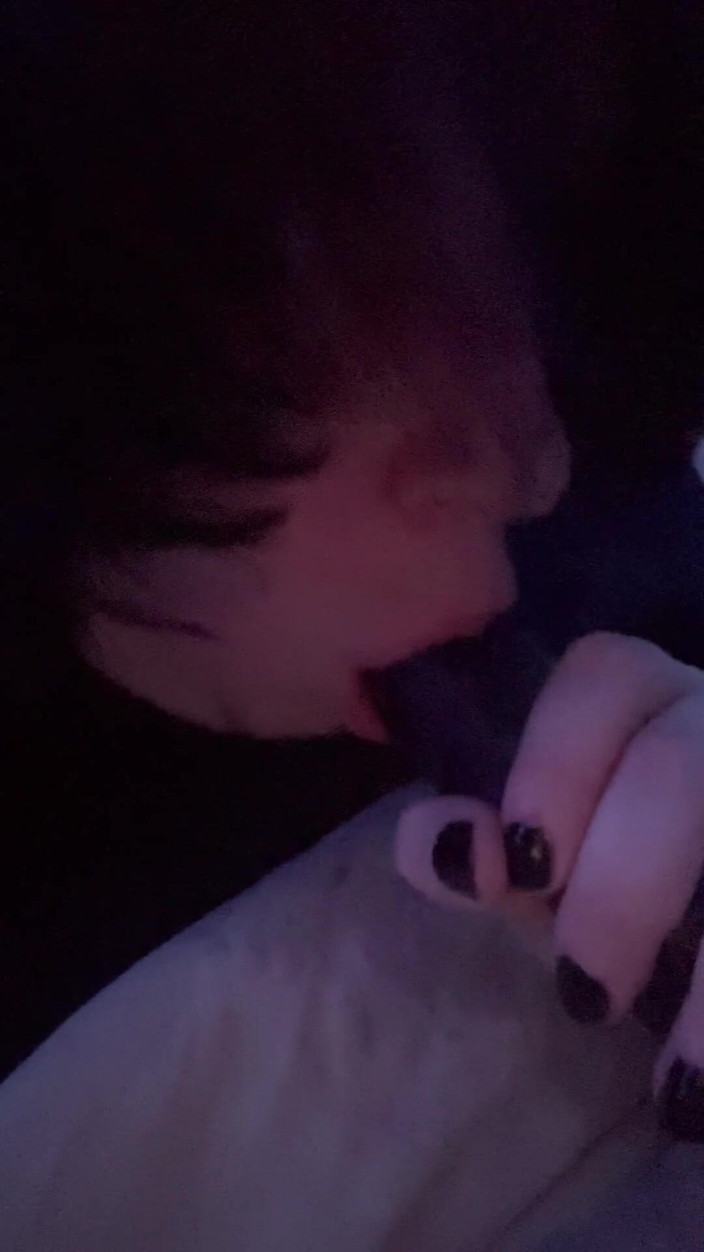 Sexualescape69: Je suce mon gode pour le rendre sympa et humide