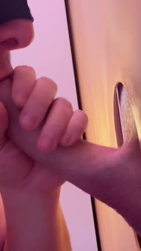 Jeune gars avec une grosse longue bite me baise la gorge jusqu’à ce que je jouisse