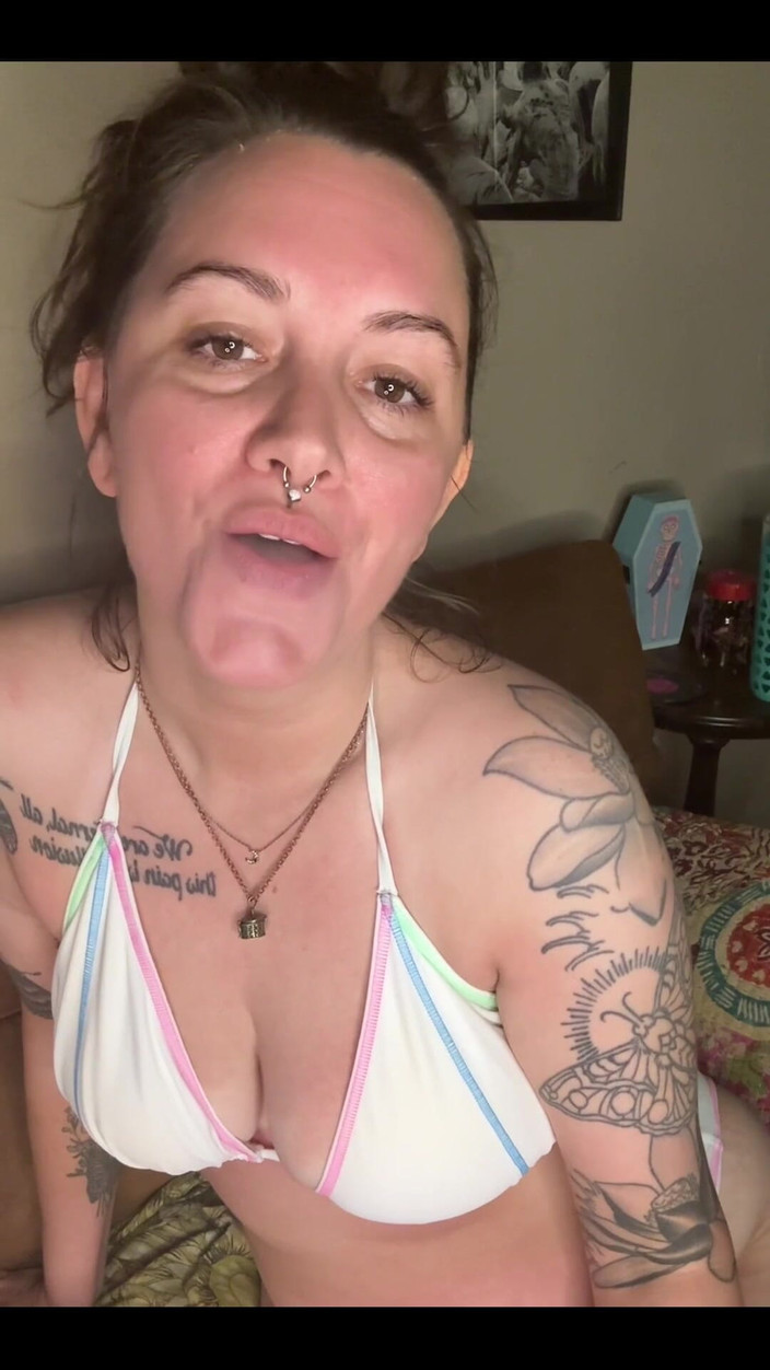 Chery Trees: Chery Trees palenie w bikini