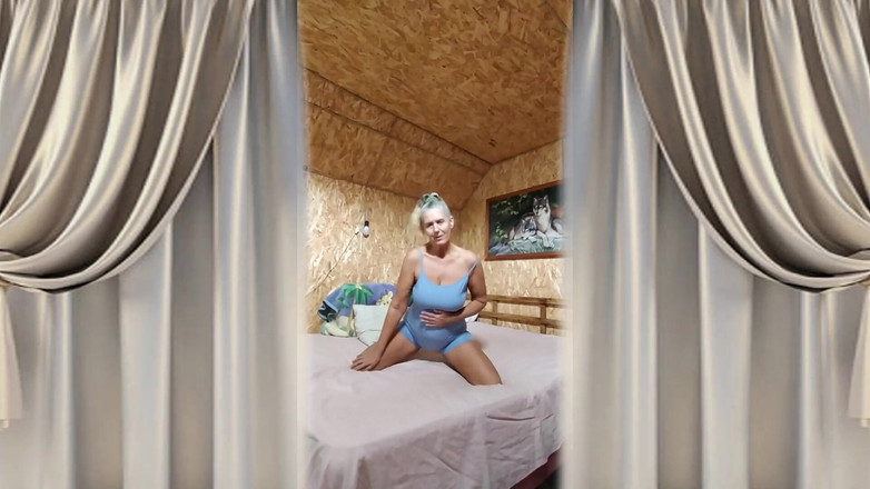 Lukerya: Sexy žena v domácnosti Lukerya vítá nový den