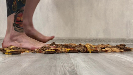 Footmodel Valery: Ragazza tatuata che schiaccia i hamburger Royl
