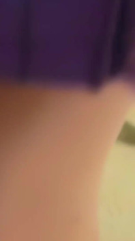 Samantha buxton lagi asik ganti baju warna ungu