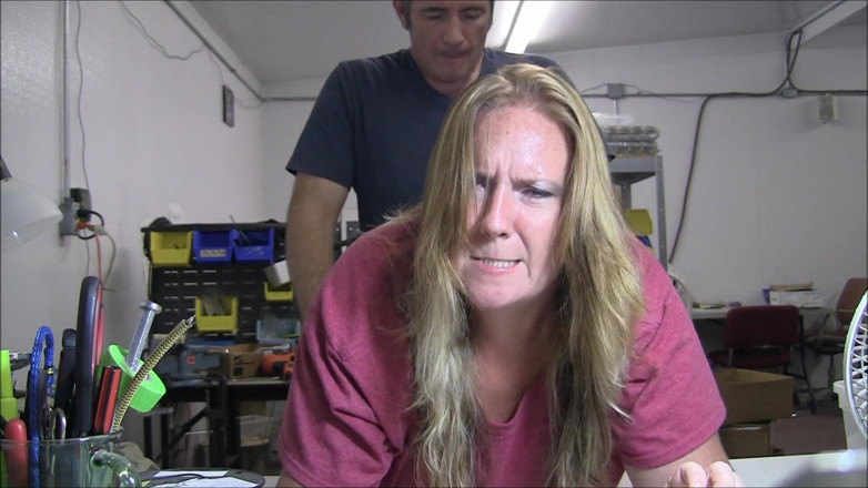 Vibra King Video: Jennifer se fait baiser sur une table au travail