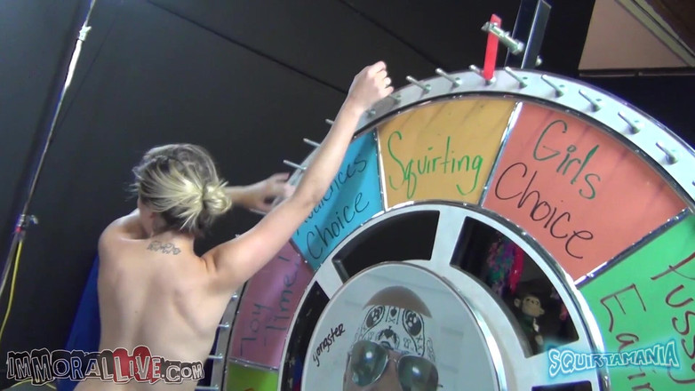 Immoral Live: リア・ローは女子学生クラブのひよこで、ダンの顔に潮を吹きかける準備ができています