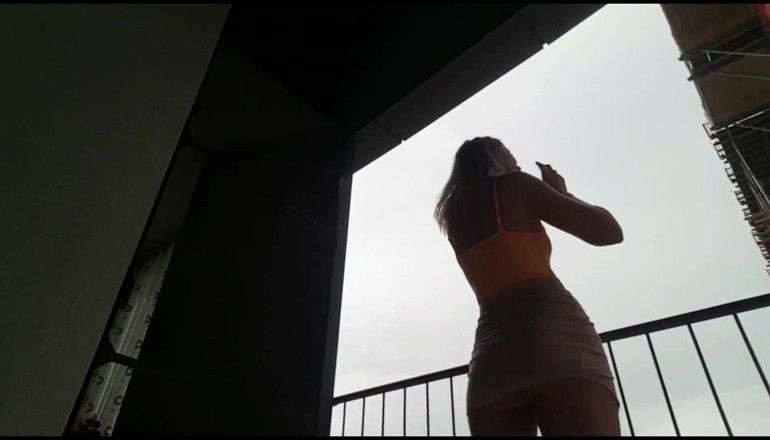 Erotic Tanya: Блондинка пукає на балконі