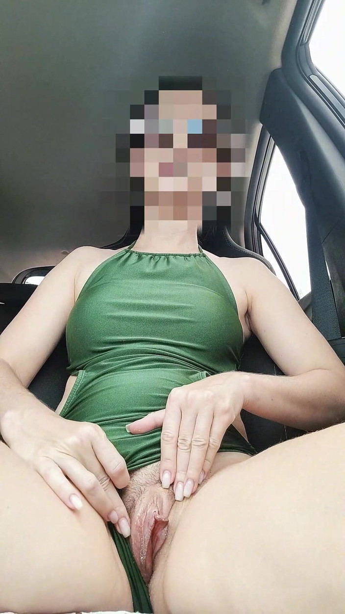 isabellacayenne: Sexy milfka masturbuje v autě!