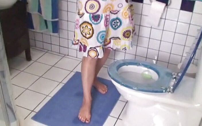 Foot Girls: Zehennägel-malerei auf toilettensitz