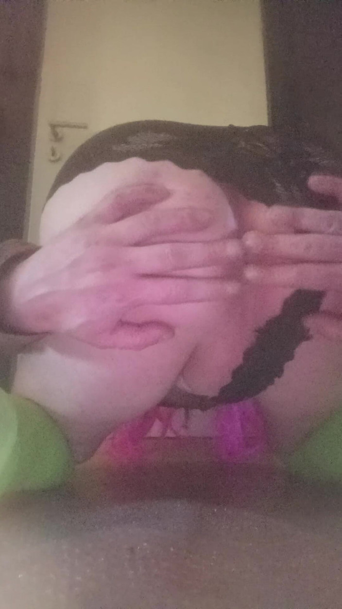 JujuTV: Travesti sürtük güzel bir dildoya biniyor