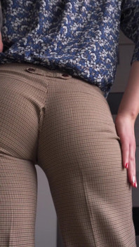 เลขานุการ MILF เย้ายวนตูดแน่นจนกางเกงขาด