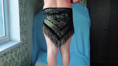 Kitty_Cross: Juguetona mariquita sosteniendo caja de regalo pastel con sonrisa