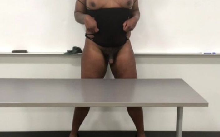 Black Flowers: Crossdresser dengan lingerie dan sepatu hak tinggi menggoda di kampus