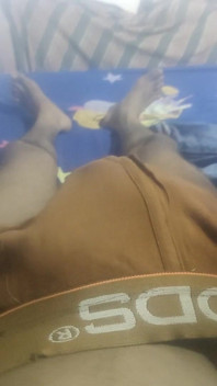 Nevlastní sestra drží můj penis v ruce a třese s ním