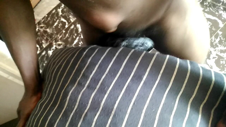 Moviesporn1: Muž s velkým čůrákem se snaží tvrdě stříkat