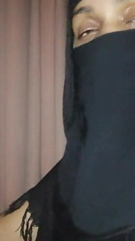 Une MILF du club se prépare à habiller Mak