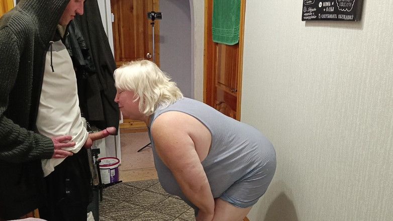 Zona901: Un coursier baise sa belle-mère en levrette par la bouche...
