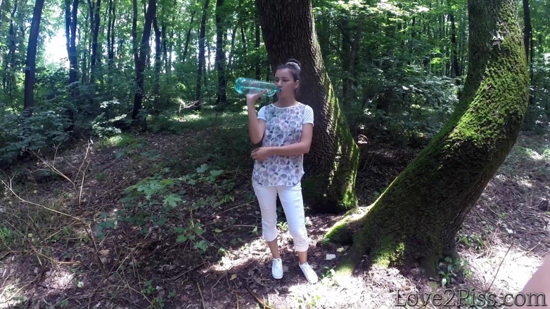 Love 2 Piss: Pissing in the Woods and Wiping Pussy with a Leaf -...