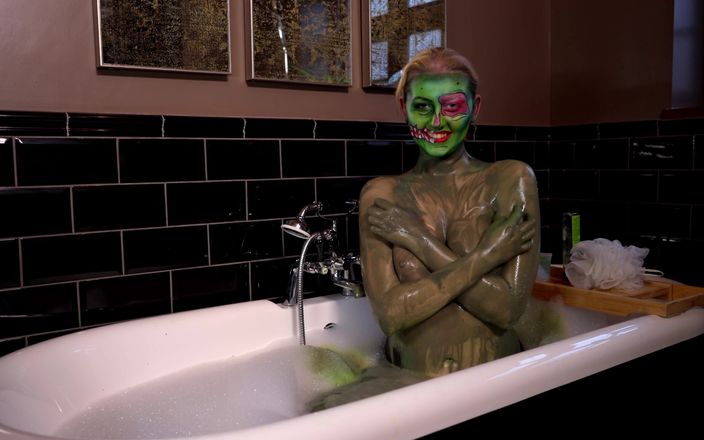 Em Yang: Zombie bodypaint bad afwassen