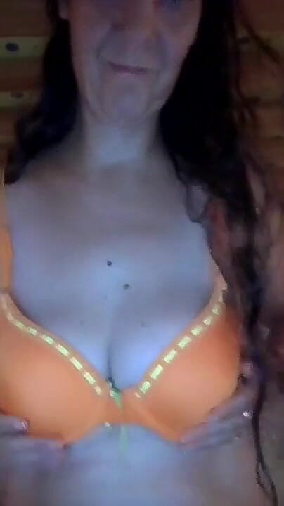 Candelita42: Jouer avec mon soutien-gorge orange et mes seins