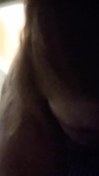 Pequena meia-irmã presa na secadora