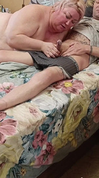 Moja macocha z dużymi piersiami ssie mojego penisa i spermę