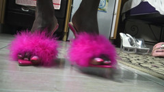 Solo Austria: La princesa de ébano juega con los zapatos