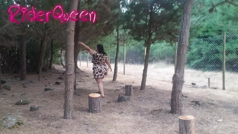 Riderqueen BBW Step Mom Latina Ebony: Arsch-anbetung, sexy stiefmutter im freien
