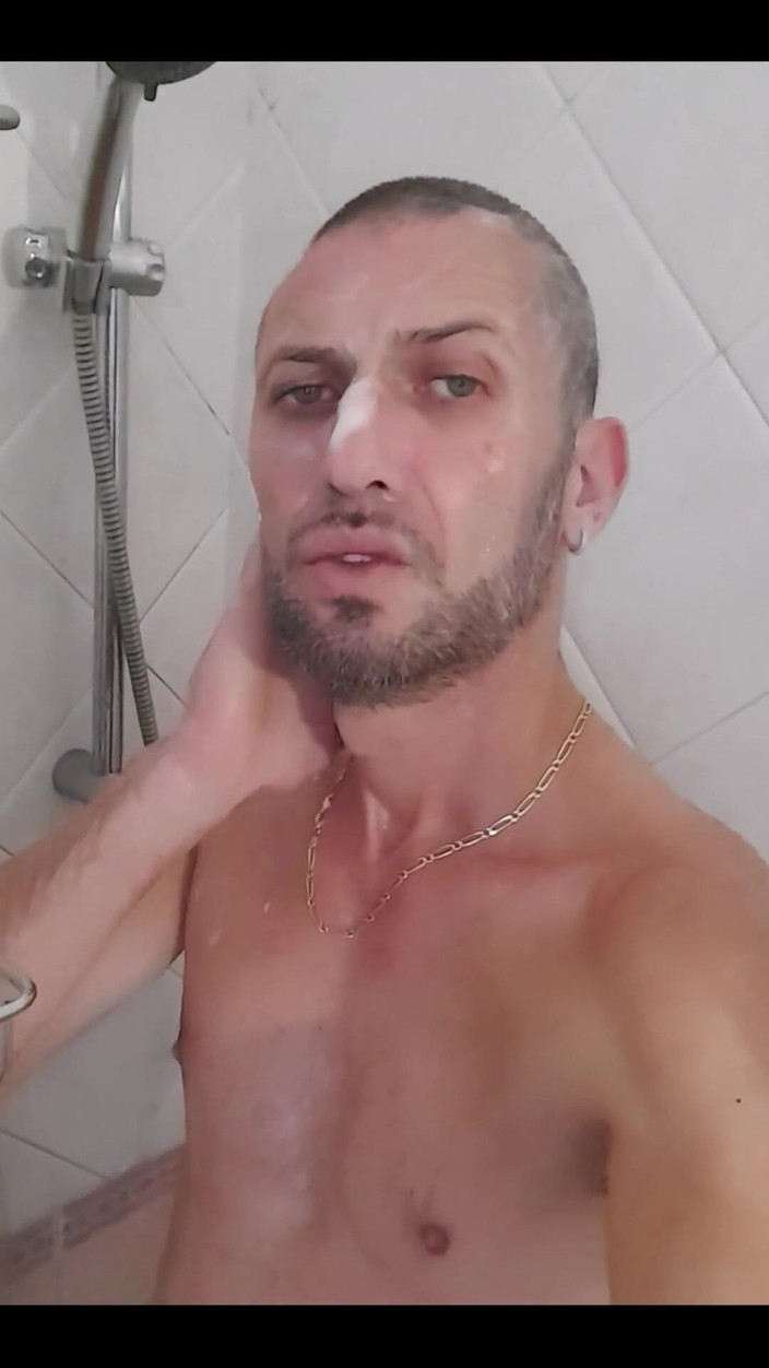 Boy jerking off: 나와 함께 핫한 샤워를 해봐?