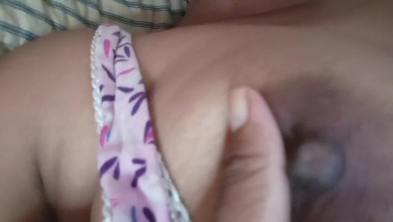 Miya White: Anne Musterbating dans un lit avec de gros seins flasques...