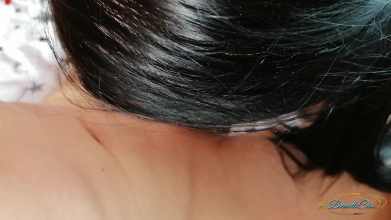 Brunette Criss: सौतेला भाई मुझे सोफे पर लंड चुसाई देता है