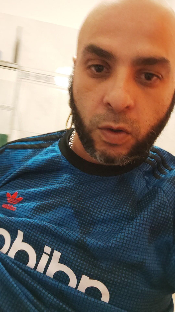 SmokedAlloy2: DJ-bro işemeye başlar ve bu onu tahrik eder.
