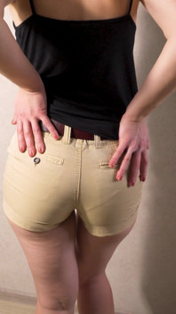 タイトなショートパンツで十代のアマチュアは彼女の目に見えるパンティーラインをからかう