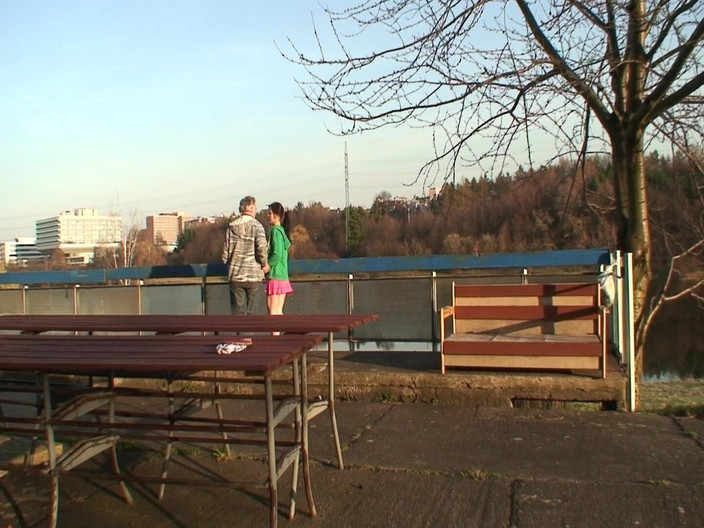 German porn friends: Gorąca brunetka zostaje zjedzona i palcami przez starszego faceta na...