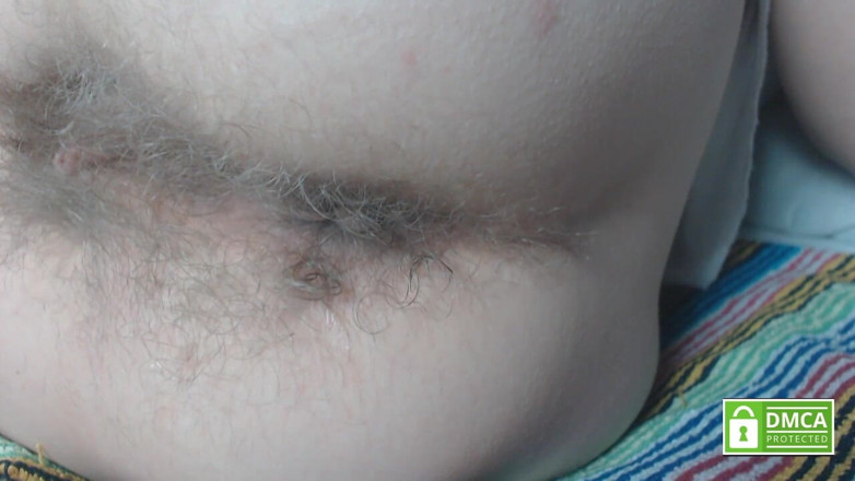 Risky Hairy Couple: Scoreggia e ditalino nel culo