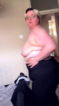 La bbw culona si fa vestire richiesta da un fan