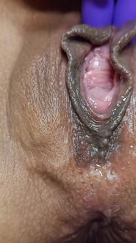 Ku v erotickém prádle, krásná vagina zblízka se svými hračkami, které ji přivádějí ke skutečnému stříkajícímu orgasmu