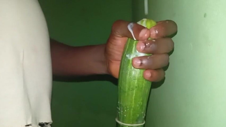 Badman4606: Accarezzo il mio cetriolo bello e lento