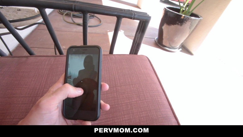 PervMom: La matrigna perv lascia che il figliastro la guardi masturbarsi...