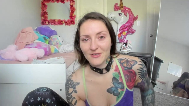 Twerking Elle: Eating the Double Ended Dildo