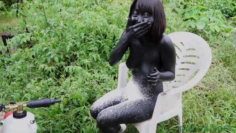 Cocoa Soft: Asian girl likes to walk all painted in black outdoor