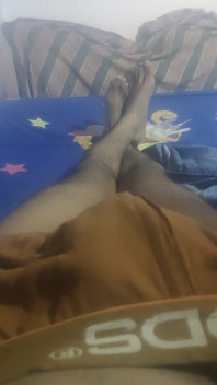 Adik tiriku lagi asik goyangin kontolku sampai aku crot di tangannya