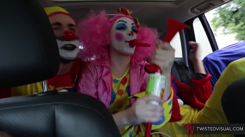 Twisted Visual: หนุ่มเอเชียโชคดีโดน Clownbang