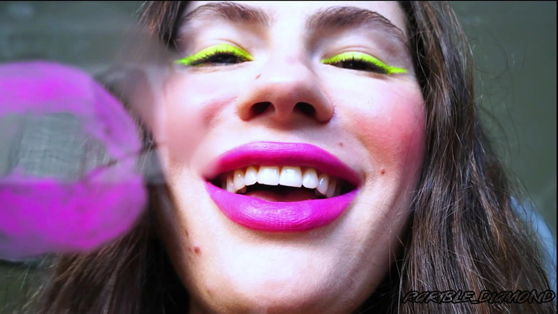 Rarible Diamond: Traviesa magenta, beso con lápiz labial, escupir, beso fetiche