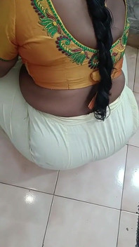 Haciendo el té en blusa caliente
