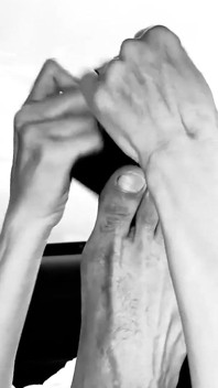 Hikaye #12. Sarışın orta yaşlı seksi kadın sürücünün ayaklarını yalıyor ve çorap kokluyor. Ayak fetişi araba.